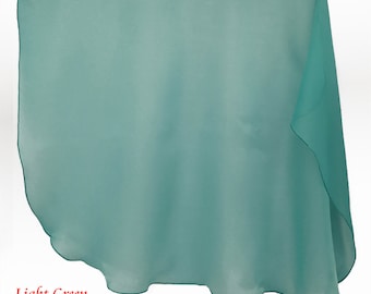 Op de afbeelding: Een lichtgroene, doorschijnende sjaal van stof met een groene rand. De sjaal is gedrapeerd over een wit oppervlak. De tekst "Living-Flags.org" is onderaan de afbeelding gedrukt.