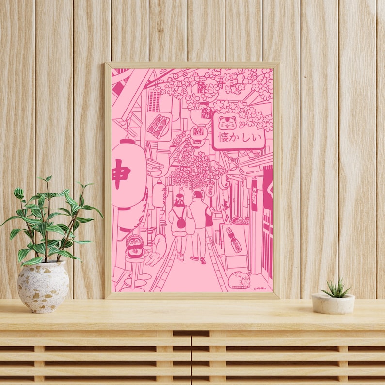 K&ouml;nnte beinhalten: Eine rosa Linienzeichnung einer japanischen Stra&szlig;enszene mit Kirschbl&uuml;ten, Laternen und Menschen, die gehen. Der Text auf dem Schild lautet "懐かしい".