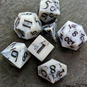 Smokey Vrilles 7 pcs Polyhedral Resin Dice Set ou 8pc Mini Dice Set DND Donjons et Dragons, Dés faits à la main, D20, D6, RPG Sharp edge dés. Full Set of Dice