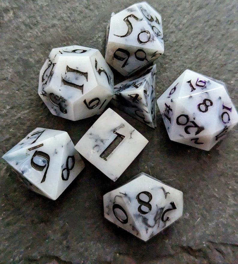 Smokey Vrilles 7 pcs Polyhedral Resin Dice Set ou 8pc Mini Dice Set DND Donjons et Dragons, Dés faits à la main, D20, D6, RPG Sharp edge dés. Full Set of Dice