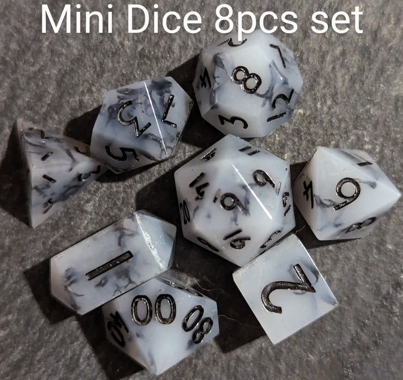 Smokey Vrilles 7 pcs Polyhedral Resin Dice Set ou 8pc Mini Dice Set DND Donjons et Dragons, Dés faits à la main, D20, D6, RPG Sharp edge dés. Mini Dice Set