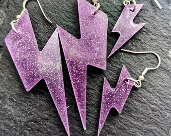 Boucles d’oreilles en résine Lightning Bolt, petites et grandes en différentes couleurs. Superbes bijoux/boucles d'oreilles pendantes, cadeau pour anniversaire/Saint-Valentin/anniversaires.