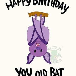 Könnte beinhalten: Glückwunschkarte zum Geburtstag mit einer lila Fledermaus, die kopfüber an einem Ast hängt. Der Text lautet "Happy Birthday You Old Bat".