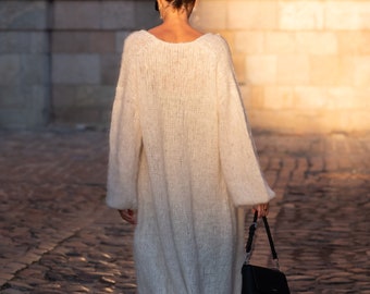 Langer Alpaka-Cardigan: Handgestrickter Brautmantel mit Volantärmeln