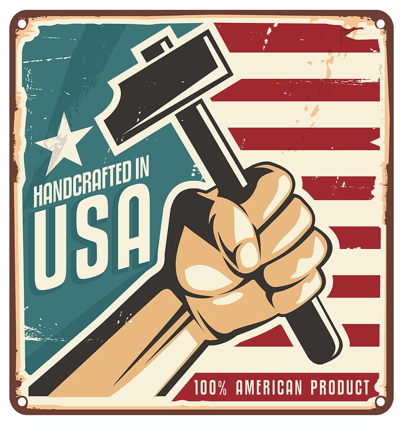 K&ouml;nnte beinhalten: Ein Vintage-Schild aus Metall mit einem abgenutzten Look. Es zeigt eine Hand, die einen Hammer vor einem rot-wei&szlig;-blauen amerikanischen Flaggenhintergrund h&auml;lt. Der Text auf dem Schild lautet "Handcrafted in USA 100% American Product".