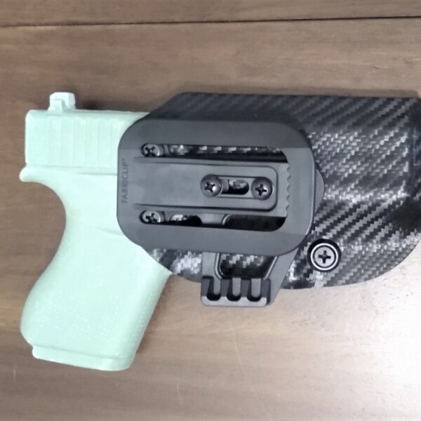¡No necesita cinturón! Funda Kydex para GLOCK 43 y 43X - Fabriclip™ - Ajustable con garra de ala - Garantía de por vida