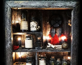 Puede incluir: Un expositor rústico de madera con múltiples estantes, iluminado por pequeñas luces. Los estantes contienen varios frascos de estilo boticario, pergaminos y objetos decorativos. Los frascos tienen etiquetas con texto, y algunos están adornados con corchos y cadenas. El tema general es místico y vintage.