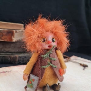 Statuetta di folletto fatta a mano: scultura di elfo in argilla polimerica - Flynn