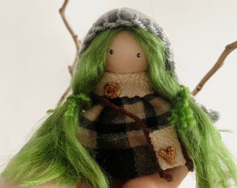 Poupée miniature aux cheveux vert feuille, petite poupée, poupée Tilda, poupée décorative