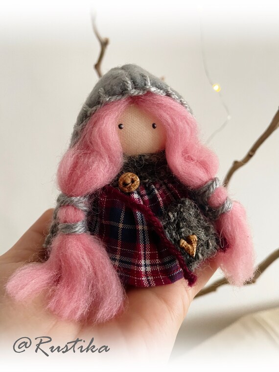 Première Poupée Enfant OUOZZZ Poupée Douce Fille 25cm - Première Poupée Peluche, Robe Rose, Cadeau Anniversaire Peluche Fille 25cm