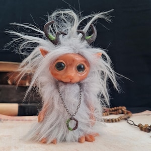 Figura de criatura del bosque: Muñeca de arte fantástico hecha a mano con arcilla polimérica.