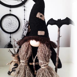 Melinda the Witch Gnome, Classic Halloween Decor, Handmade Black Witch Doll – Fall Shelf Decoration – Cozy Gothic Gift – Spooky Collectible