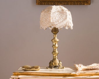 Lampenkap met messing voet en lampenkap versierd met organza en parelfriezen, met de hand gestikt. Vintage