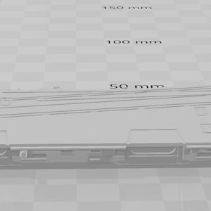 Puede incluir: Un modelo gris de un portaaviones con una cubierta elevada y una pequeña torre en la parte delantera.