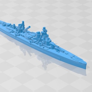 Puede incluir: Un modelo de un acorazado de color azul claro con múltiples torretas de cañones y un casco largo y estrecho.