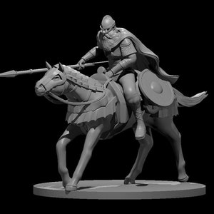 Puede incluir: Una figura en miniatura de plástico gris de un guerrero a caballo. El guerrero lleva un casco y una armadura, y sostiene una lanza. El caballo lleva armadura y tiene una silla de montar.