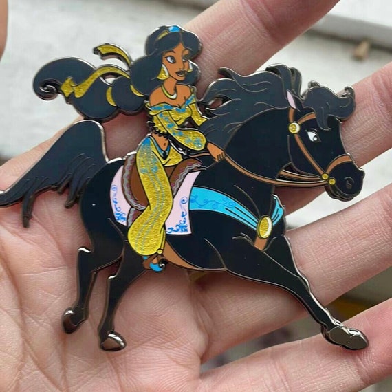 サハラ砂漠に乗るジャスミンのディズニーファンタジーピン - Etsy 日本