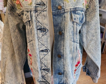 Jeansjacke mit Rosenapplikation