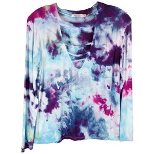 Big Sky Tie Dyed Herz Hüften Kleines Top Handmade Tie Dye Lila Blau Riemchen Schlüsselloch 655