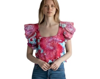 Dramatische Pink Tie Dye Bluse, ein neuer Tag Größe L, Flatterärmel Handgefärbtes handgemachtes blaues Rüschenärmel-Crop-Top Artsy Diva Maximalismus 1743