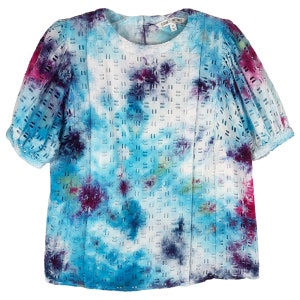 Powder Puff Tie Dyed Elizabeth and James XS Top Ręcznie robiony Tie Dye Niebieski Fioletowy Różowy 1370
