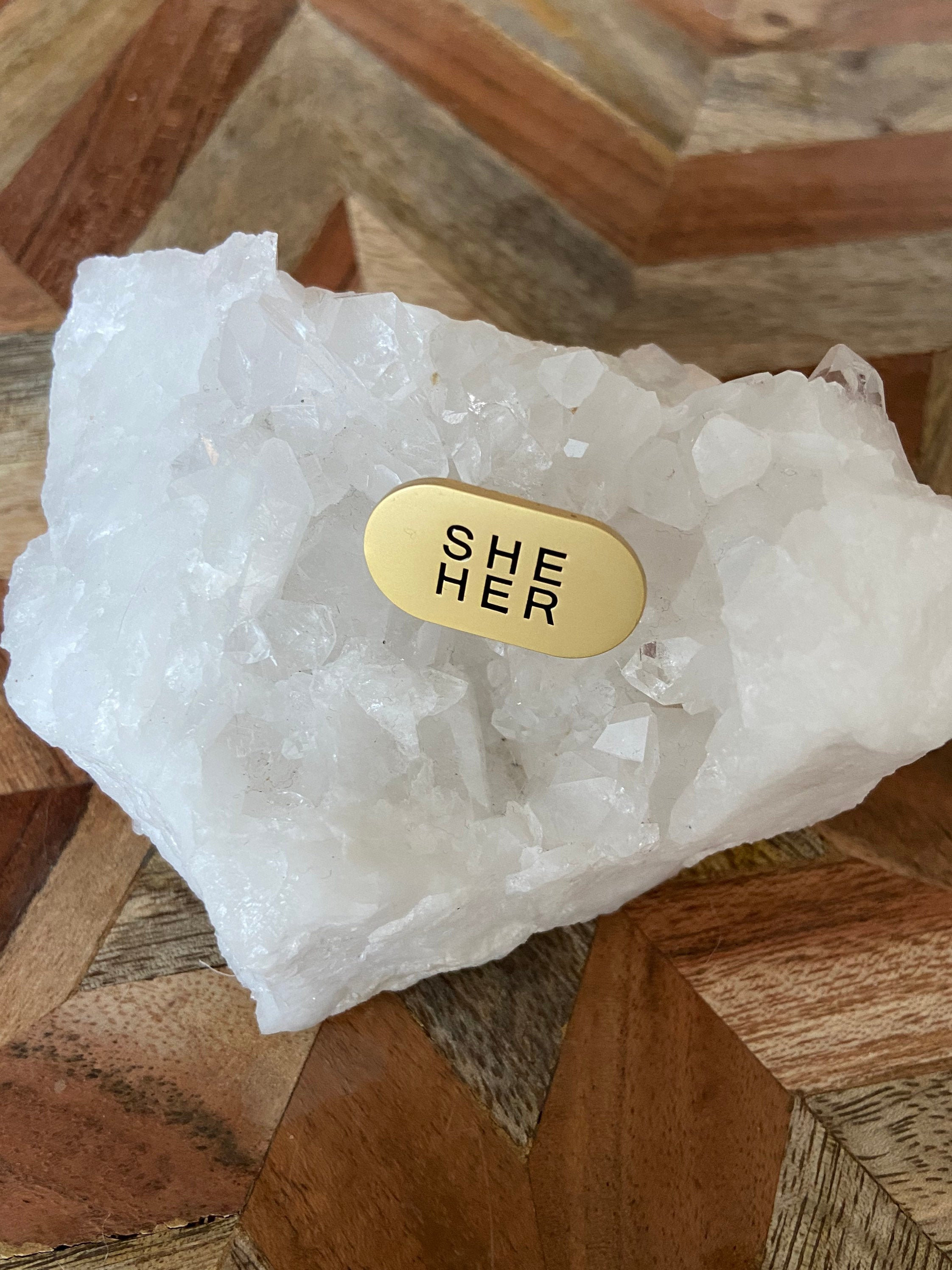 Pin De Esmalte Duro Circular Negro Y Plateado Pronombre  Jm