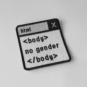 Op de afbeelding: Zwart en wit geborduurde patch met een computer venster ontwerp. De patch leest "html" bovenaan, met "<body">, "no gender" en "</body>" in het midden. Een zwarte rand omringt de patch.