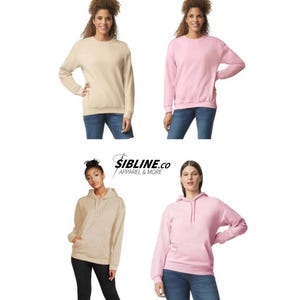K&ouml;nnte beinhalten: Vier Sweatshirts in zwei Farben: Beige und Pink. Zwei sind Rundhals-Sweatshirts und zwei sind Kapuzen-Sweatshirts. Die Sweatshirts sind alle unifarben und haben keine Grafiken oder Designs.
