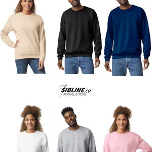 K&ouml;nnte beinhalten: Crewneck-Sweatshirts in sechs Farben: Beige, Schwarz, Marineblau, Wei&szlig;, Grau und Rosa. Das Bild zeigt die Sweatshirts an Models. Der Text oben lautet "CREWNECK OPTIONS (UNISEX ADULT SIZING)". Das Markenlogo ist ebenfalls sichtbar.