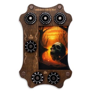 Puede incluir: Accesorio de juego de madera con diales y un gráfico de calavera. El accesorio tiene un acabado de madera oscura y presenta diales numerados y las palabras "CAST" y "LIFE". La imagen central representa una calavera en un pantano.