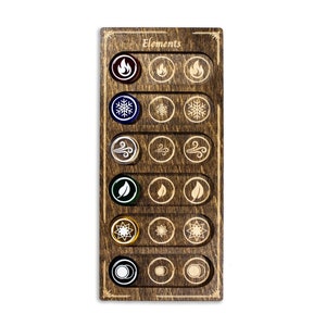 Puede incluir: Una tabla de madera con la palabra "Elementos" en la parte superior. Hay cinco filas de tres fichas circulares cada una. Cada ficha tiene un símbolo diferente que representa un elemento: fuego, agua, aire, tierra y espíritu.