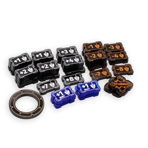 Puede incluir: Un conjunto de fichas de juego en negro, marrón y azul. Las fichas tienen varios valores numéricos y símbolos en blanco y naranja. También hay una ficha en forma de anillo marrón y fichas etiquetadas como "STUNNED".