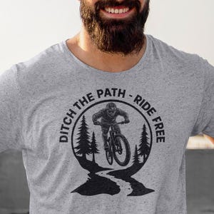 Abandona el camino: ¡Conduce libremente fuera de la carretera! Camiseta de regalo para ciclismo al aire libre.