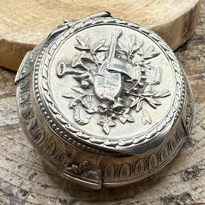 Boîte à bijoux ancienne en argent français, motif trophée musical
