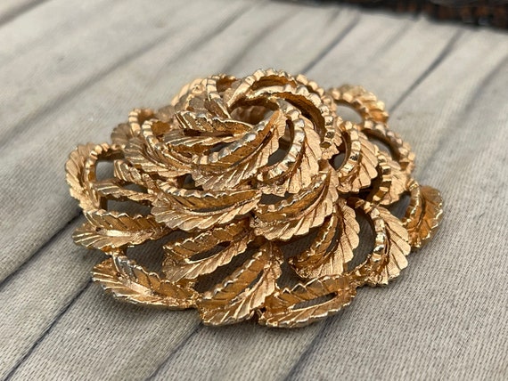 Vintage Swirl Brooch Gold Tone Textured Signed Co… - image 5