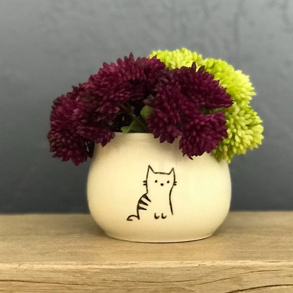 Maceta de gatito pintada a mano de 2 pulgadas. Maceta para suculentas. Regalos por menos de 10 dólares. El más vendido de NavigateNorth. Posavasos GRATIS incluido.
