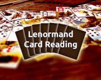 Peut inclure: Un ensemble de cartes Lenormand, certaines face visible, d'autres étalées. Les cartes présentent diverses illustrations et symboles. Le texte "Lenormand Card Reading" est affiché sur une rangée de cartes au centre. Le fond est une surface en bois floue.
