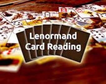 Peut inclure: Un ensemble de cartes Lenormand, présentant diverses illustrations et symboles. Les cartes sont disposées sur une surface en bois, certaines étant étalées et d'autres empilées. Le texte "Lenormand Card Reading" est affiché.
