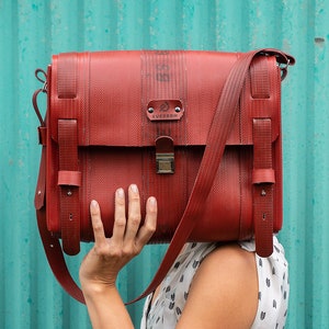 OMposten, Schoudertas, laptoptas, brandweerslang, eversom, gerecycled, rood, handgemaakt