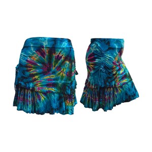 Peut inclure: Une jupe en tie-dye bleu et violet avec un ourlet &agrave; volants et une taille &agrave; cordon.