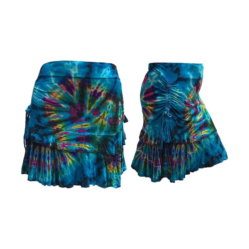Peut inclure: Une jupe en tie-dye bleu et violet avec un ourlet &agrave; volants et une taille &agrave; cordon.