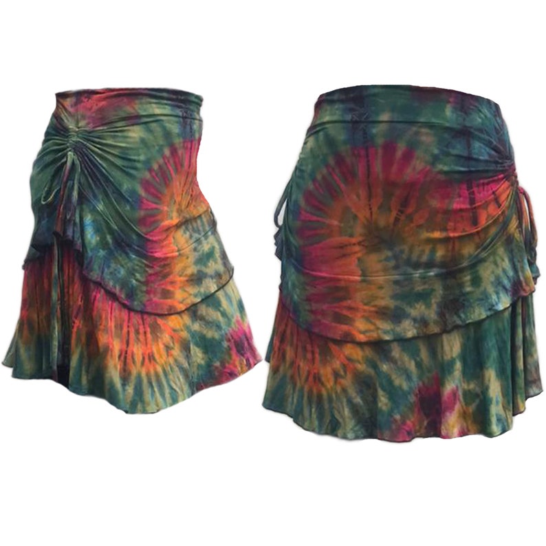 Peut inclure: Une jupe color&eacute;e tie-dye avec un ourlet &agrave; volants et une taille &agrave; cordon. La jupe est faite d'un tissu doux et extensible et a une coupe d&eacute;contract&eacute;e.