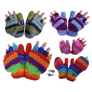 Puede incluir: Una colección de coloridos guantes sin dedos de punto. Los guantes presentan varias combinaciones de colores, incluyendo arcoíris, morado, rosa y verde. Cada par tiene una cubierta de mitón abatible. Los guantes están diseñados para brindar calidez y estilo.
