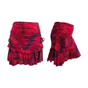 Peut inclure: Une jupe en tie-dye rouge et violette avec un ourlet &agrave; volants et une taille &agrave; cordon.