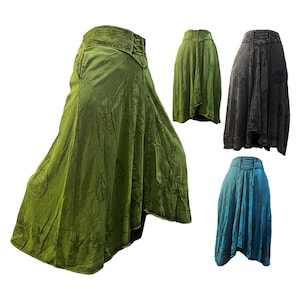 Può includere: Una collezione di gonne ricamate in verde oliva, verde scuro, grigio antracite e verde acqua. Ogni gonna presenta una vita alta con un design a fascia e ricami floreali. Le gonne hanno un orlo svasato e asimmetrico.