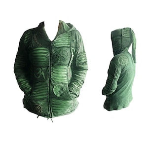 Pode incluir: Casaco com capuz verde com zíper e design de patchwork. O casaco apresenta vários patches, incluindo símbolos de paz e formas de folhas. O capuz tem um cordão e bolsos. O casaco é mostrado de frente e de lado.