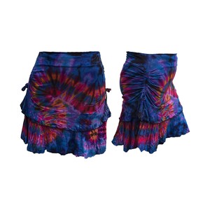 Peut inclure: Une jupe en tie-dye bleu, rose et orange avec un ourlet &agrave; volants. La jupe a une taille &agrave; cordon et est faite d'un tissu doux et fluide.