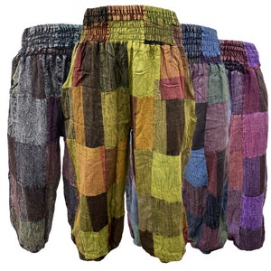 Op de afbeelding: Drie paar patchwork broeken in verschillende kleurencombinaties. De broeken zijn gemaakt van een zachte, katoenen stof en hebben een comfortabele, losse pasvorm. De broeken hebben een brede elastische tailleband en een ontspannen, zwierige silhouet.