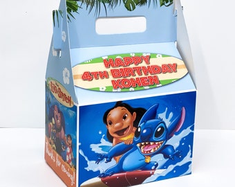 Może przedstawiać: Niebieskie i pomarańczowe pudełko na upominki z motywem Lilo & Stitch z uchwytem. Pudełko przedstawia Stitch i Lilo surfujących na desce surfingowej. Tekst na pudełku brzmi "Happy 4th Birthday Kohen".