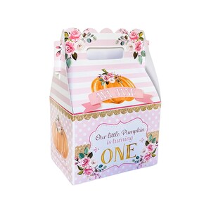 Può includere: Scatola regalo rosa e bianca con un design a forma di zucca e il testo "Our little Pumpkin is turning ONE" e "Ava Jane".